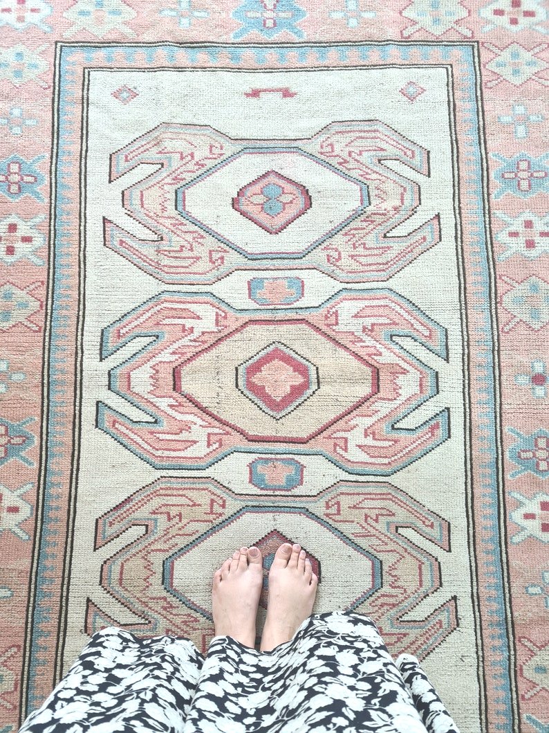 Vintage rug, wool , pink, handknotted.uk. carpet uk