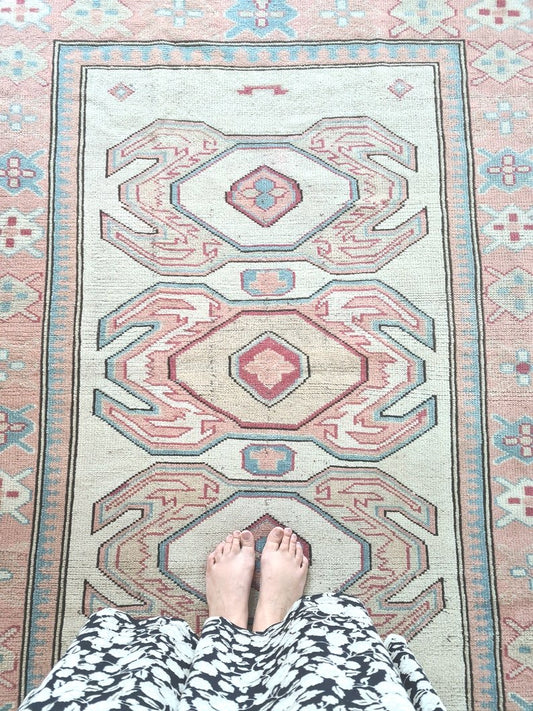 Vintage rug, wool , pink, handknotted.uk. carpet uk