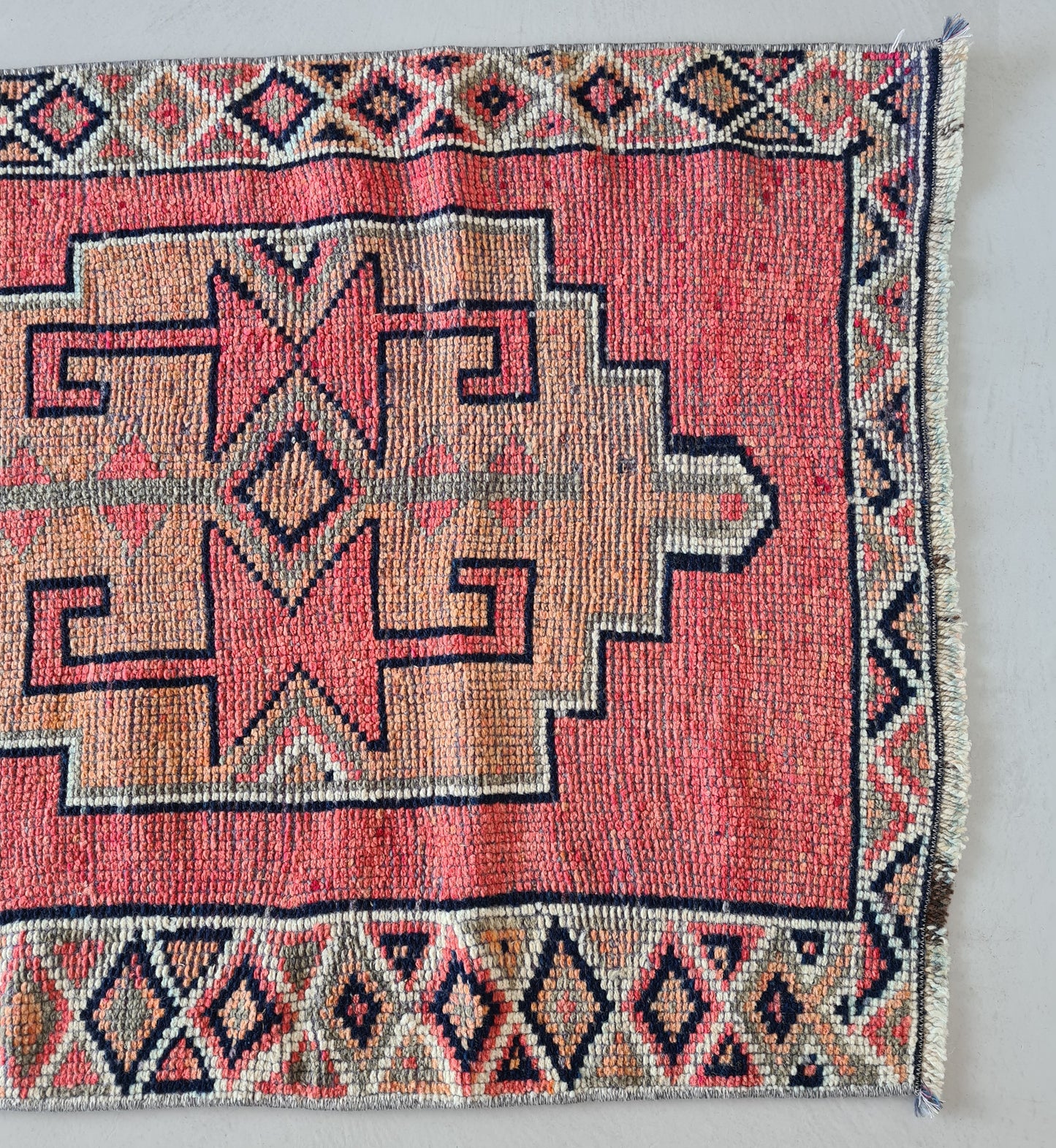 Vintage coral herki rug