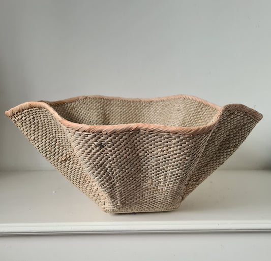 Dancing wave basket